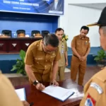 Bupati Sam Sachrul Mamonto Teken NPHD dan Serahterima Kendis ke Pemdes pada Selasa 10 Januari 2023, Foto : Dinas Kominfo Boltim