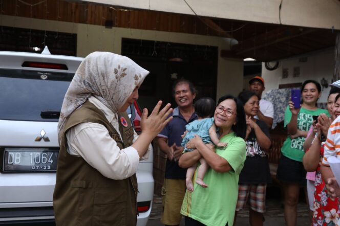 Prihatin Musibah di Manado, Tatong Bara Beri Bantuan Bagi Korban Bencana