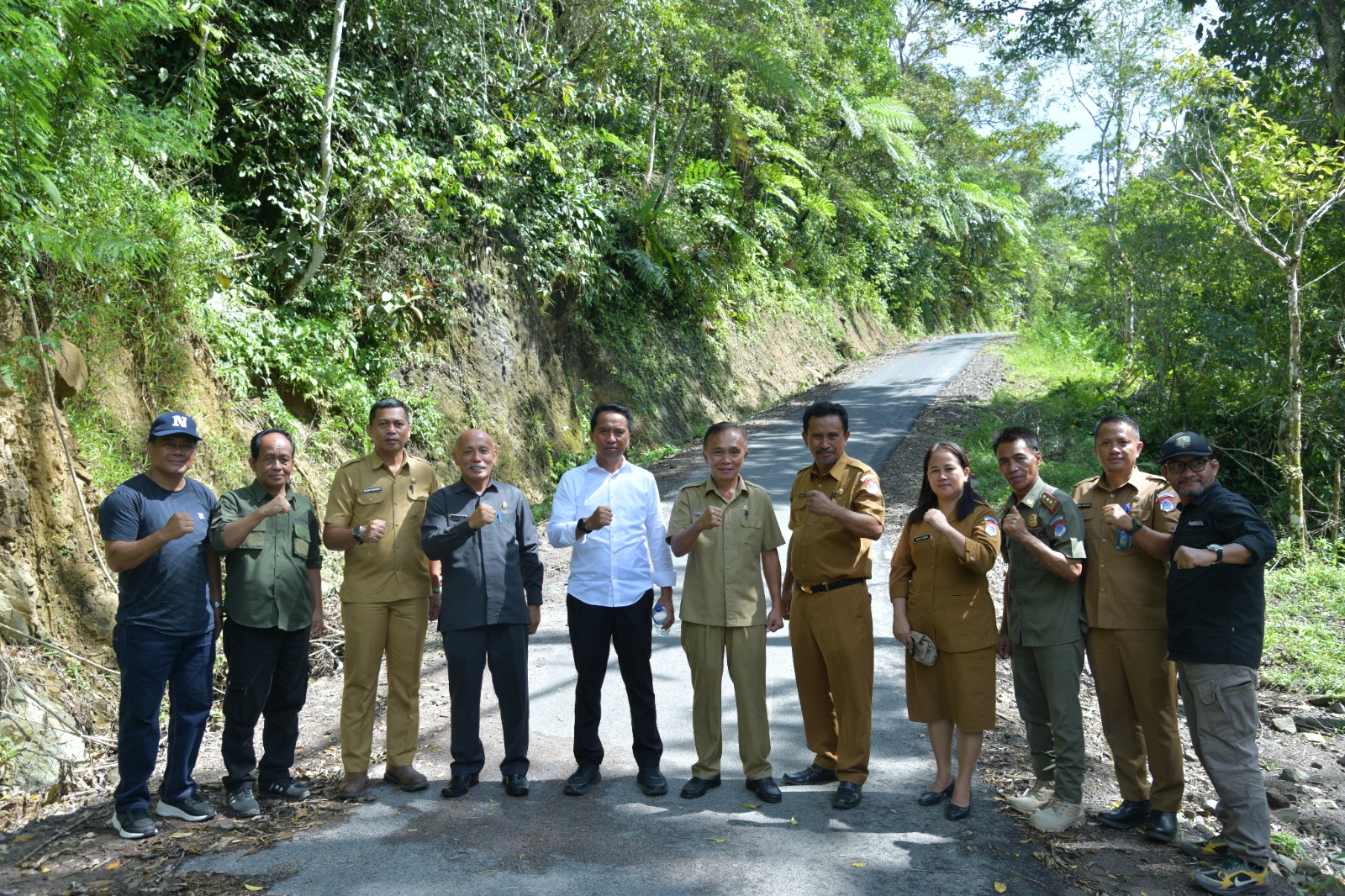 Dulunya Rusak, Kini Masyarakat Desa Tangaton Nikmati Jalan Aspal oleh Bupati Sachrul Mamonto