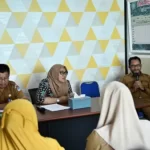 Ketua Dekranasda Boltim Ny. Seska Ervina Budiman melakukan rapat kerja bersama pengurus Dekranasda Boltim terkait persiapan sayembara desain Batik khas Daerah, Selasa 28 Maret 2023, foto : dokumen Dinas Kominfo Boltim.