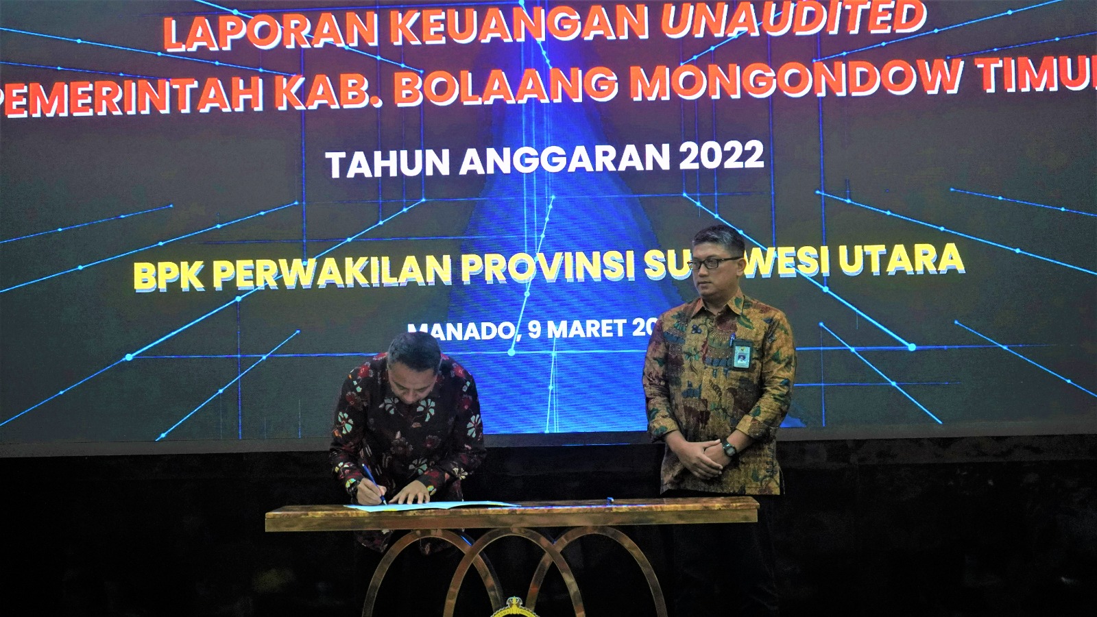 Bupati Kabupaten Boltim Sam Sachrul Mamonto, S.sos, M.Si., menyerahkan LKPD Pemerintah Kabupaten Boltim Tahun Anggaran 2022, Kamis 9 Maret 2023, bertempat di Gedung BPK RI perwakilan Sulut Manado, Foto : Dinas Kominfo Boltim.