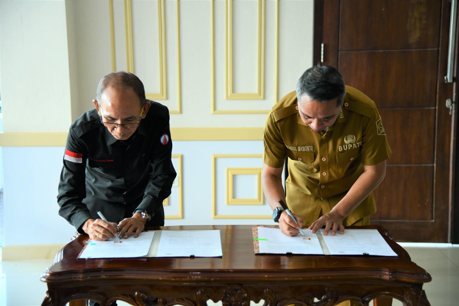 Bupati Boltim Sam Sachrul Mamonto menandatangani MoU dengan PT Bank Prisma Dana terkait pembiayaan wisata ke Jepang, di Ruang Kerja Kantor Bupati Boltim, Selasa 14 Maret 2023, Foto : Dinas Kominfo Boltim