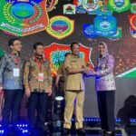 Wali Kota Kotamobagu Ir. Hj. Tatong Bara menerima penghargaan Universal Health Coverage (UHC) Award Tahun 2023 dari Pemerintah pusat, bertempat di Jakarta, Selasa 14 Maret 2023, Foto : Dinas Kominfo Kotamobagu.