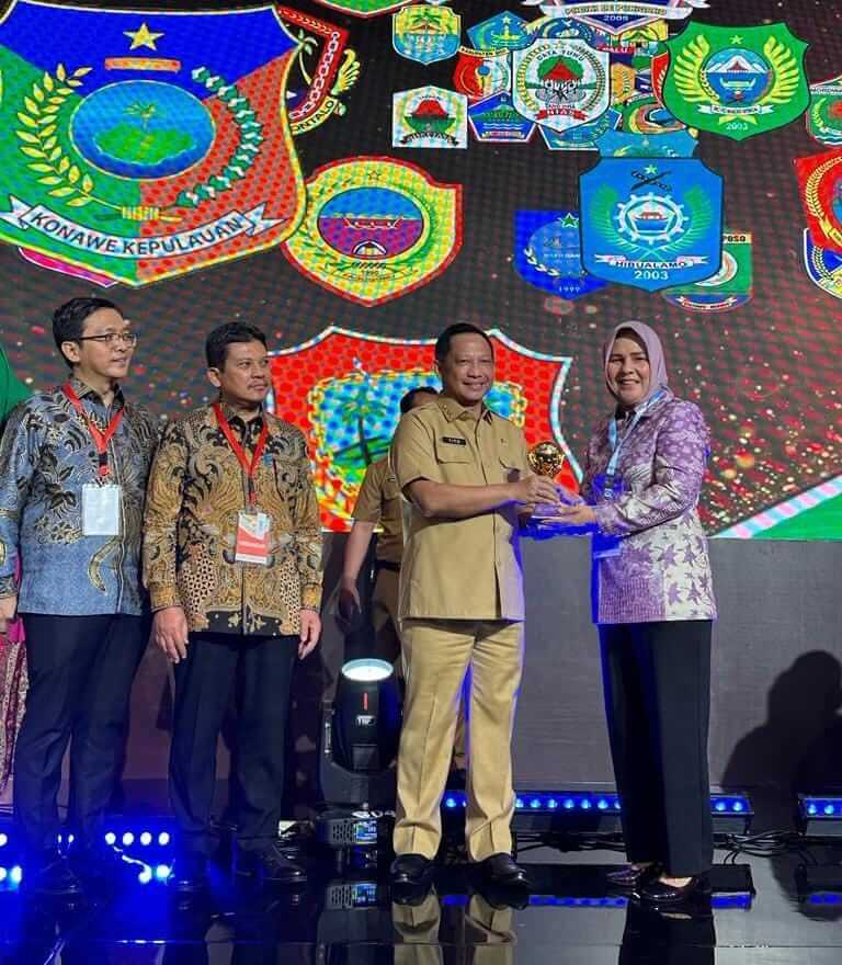 Wali Kota Kotamobagu Ir. Hj. Tatong Bara menerima penghargaan Universal Health Coverage (UHC) Award Tahun 2023 dari Pemerintah pusat, bertempat di Jakarta, Selasa 14 Maret 2023, Foto : Dinas Kominfo Kotamobagu.