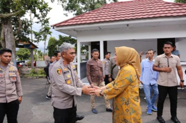 Wali Kota Kotamobagu Ir Hj. Tatong Bara menerima kunjungan kerja Kapolda Sulawesi Utara (Sulut) Irjen Pol Drs. Setyo Budiyanto, S.H,M.H., bersama Ketua Bhayangkari Sulut Henny Setyobudi, di Rumah Dinas Wali Kota Kotamobagu, Jumat 17 Maret 2023, Foto : Febri Limbanon.