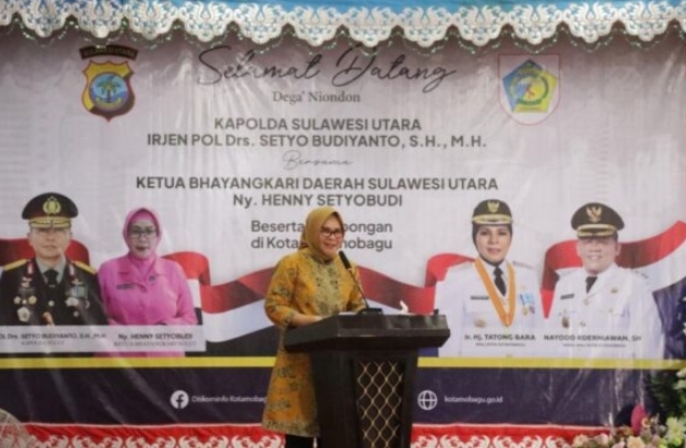 Wali Kota Kotamobagu Ir Hj. Tatong Bara menerima kunjungan kerja Kapolda Sulawesi Utara (Sulut) Irjen Pol Drs. Setyo Budiyanto, S.H,M.H., bersama Ketua Bhayangkari Sulut Henny Setyobudi, di Rumah Dinas Wali Kota Kotamobagu, Jumat 17 Maret 2023, Foto : Febri Limbanon.