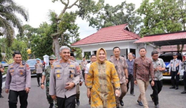 Wali Kota Kotamobagu Ir Hj. Tatong Bara menerima kunjungan kerja Kapolda Sulawesi Utara (Sulut) Irjen Pol Drs. Setyo Budiyanto, S.H,M.H., bersama Ketua Bhayangkari Sulut Henny Setyobudi, di Rumah Dinas Wali Kota Kotamobagu, Jumat 17 Maret 2023, Foto : Febri Limbanon.