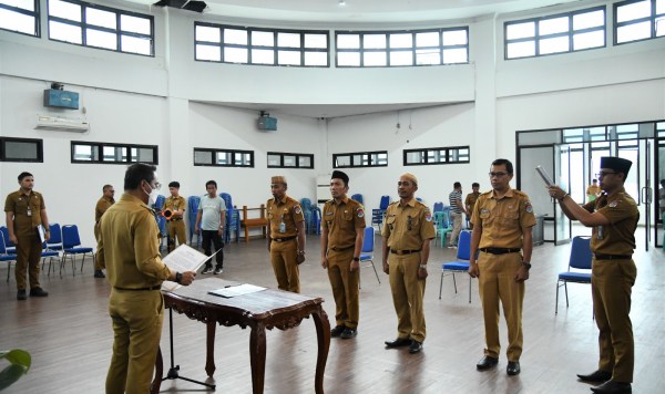 Bupati Boltim Sam Sachrul Mamonto Lantik 4 Pejabat Eselon III Kabupaten Boltim, di lantai tiga Kantor Bupati, Selasa 4 April 2023, Foto : Dokumen Dinas Kominfo Boltim.