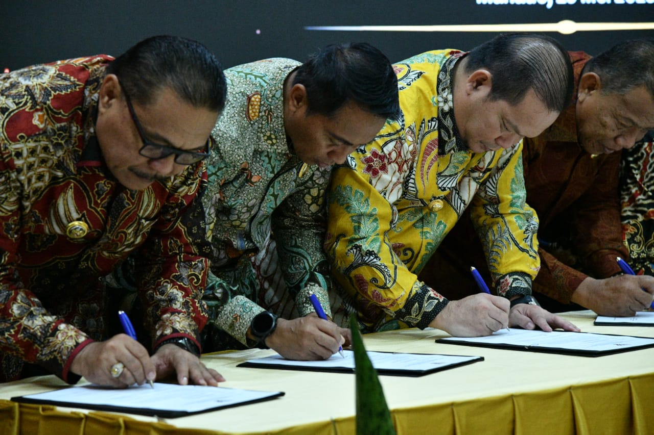 Bupati Bolaang Mongondow Timur Sam Sachrul Mamonto, S.Sos, M.Si., menerima piagam penghargaan WTP dari BPK RI perwakilan Sulawesi Utara, Senin 15 Mei 2023, Foto : Dinas Kominfo Boltim.