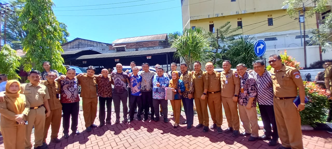 Bupati Bolaang Mongondow Timur Sam Sachrul Mamonto, S.Sos, M.Si., menerima piagam penghargaan WTP dari BPK RI perwakilan Sulawesi Utara, Senin 15 Mei 2023, Foto : Dinas Kominfo Boltim.