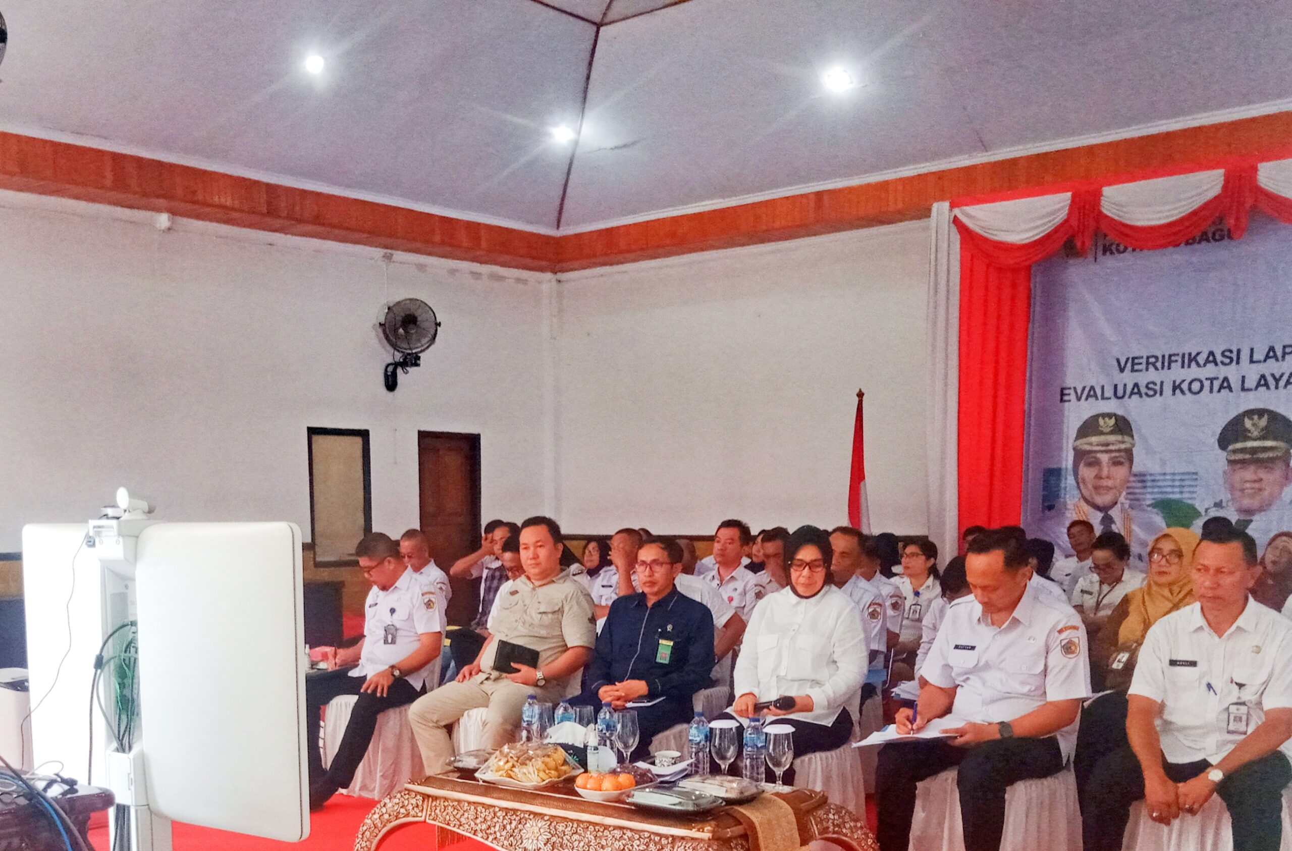 Wali Kota Kotamobagu Ir Hj Tatong Bara, Rabu 24 Mei 2023, mengikuti pelaksanaan kegiatan Verifikasi Lapangan Kota Layak Anak Tahun di Kota Kotamobagu 2023. Foto : Febri Limbanon