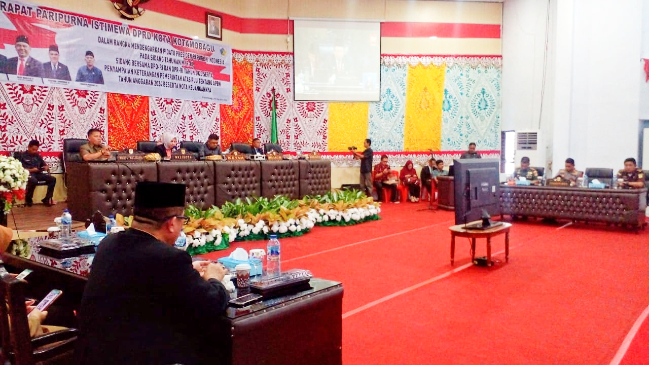 Wali Kota Kotamobagu, Ir. Hj. Tatong Bara Bersama Wakil Wali Kota dan DPRD Kotamobagu Menggelar Paripurna Istimewa Mendengarkan Pidato Presiden RI, Rabu 16 Agustus 2023.