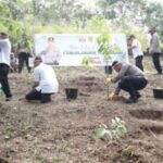 Bersama Masyarakat, Kapolres Kotamobagu dan Pemkot Tanam Pohon di Hutan Kota