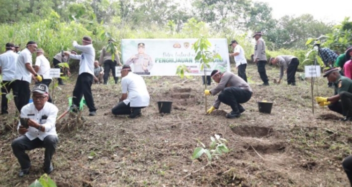 Bersama Masyarakat, Kapolres Kotamobagu dan Pemkot Tanam Pohon di Hutan Kota