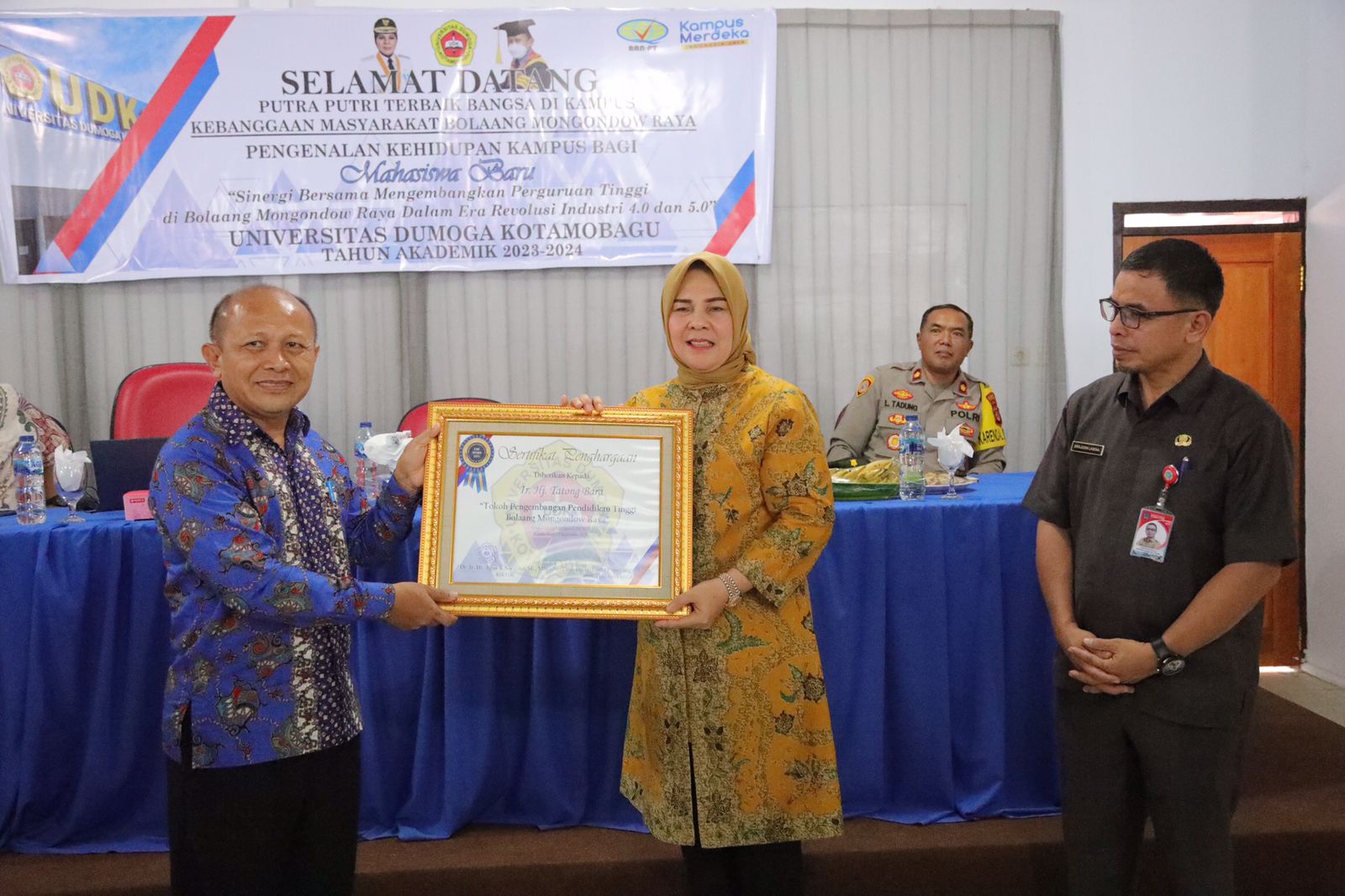 Wali Kota Tatong Bara Dianugerahi Penghargaan Tokoh Pengembangn Pendidikan Tinggi di BMR dari Universitas Dumoga Kotamobagu