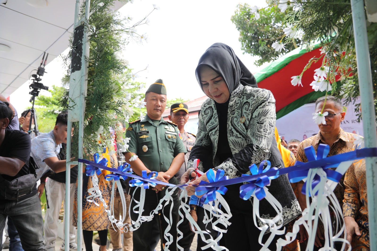 Wali Kota Kotamobagu, Ir. Hj. Tatong Bara, Kamis, 7 September 2023, meresmikan RSUD Kota Kotamobagu yang ditandai dengan gunting pita. Foto : Protokol Dinas Kominfo Kotamobagu.