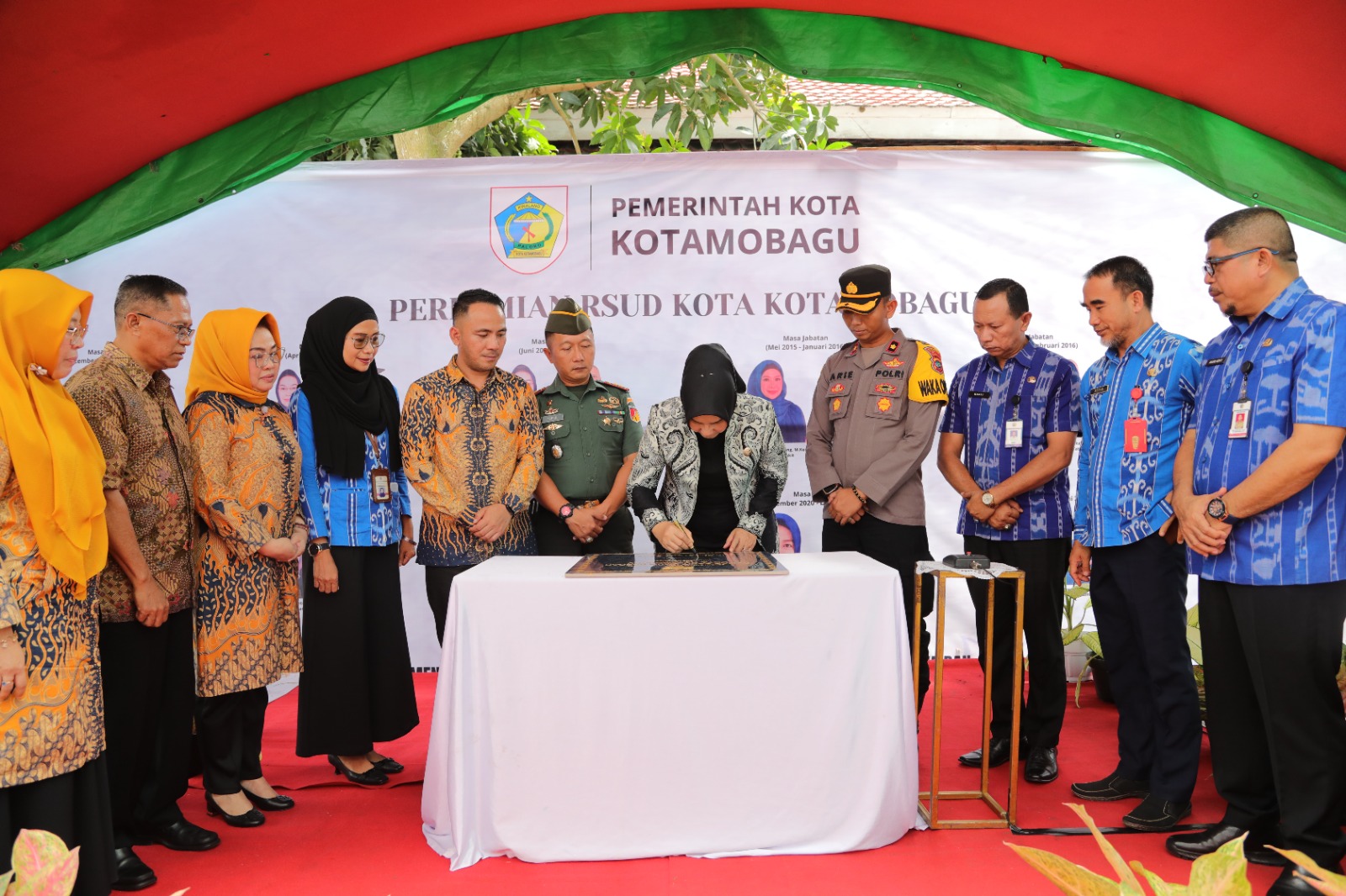 Wali Kota Kotamobagu, Ir. Hj. Tatong Bara, Kamis, 7 September 2023, meresmikan RSUD Kota Kotamobagu yang ditandai dengan gunting pita. Foto : Protokol Dinas Kominfo Kotamobagu.