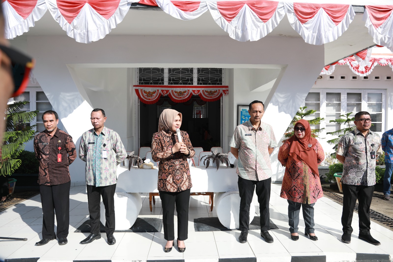 Tatong Bara Pimpin Apel Terakhir sebelum Purna Tugas, Diiringi Tangis Haru ASN dan THL, Jumat, 22 September 2023. Foto : Protokol Dinas Kominfo Kotamobagu.