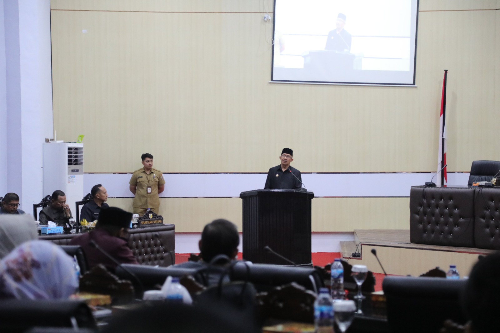 Pj Wali Kota Kotamobagu, Dr. Drs. H. Asripan Nani, M.Si, sampaikan Kebijakan Umum Perubahan APBD serta PPAS Tahun Anggaran 2023, Selasa 26 September 2023 malam. Foto : Protokol Dinas Kominfo Kotamobagu