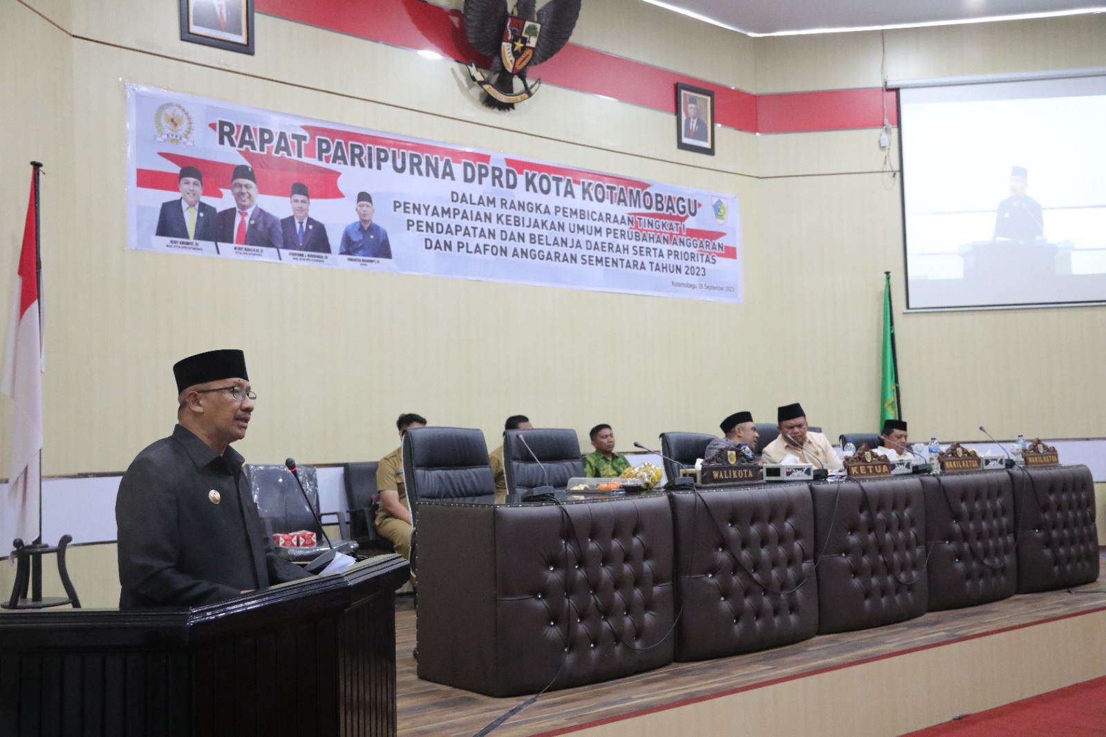 Pj Wali Kota Kotamobagu, Dr. Drs. H. Asripan Nani, M.Si, sampaikan Kebijakan Umum Perubahan APBD serta PPAS Tahun Anggaran 2023, Selasa 26 September 2023 malam. Foto : Protokol Dinas Kominfo Kotamobagu