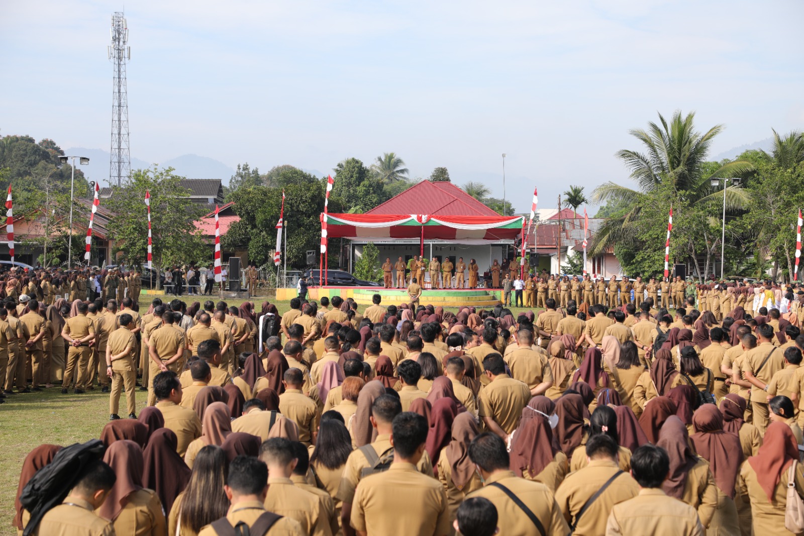 Pj Wali Kota Kotamobagu, Dr. Drs. Asripan Nani, M.Si pimpin apel kerja perdana, Senin 2 Oktober 2023. Foto : Protokol Dinas Kominfo Kotamobagu.