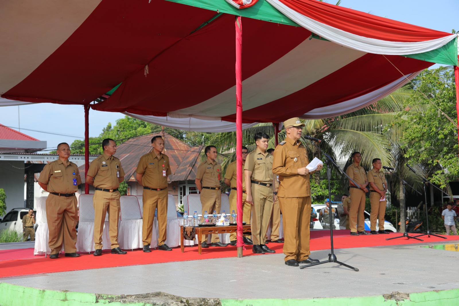 Pj Wali Kota Kotamobagu, Dr. Drs. Asripan Nani, M.Si pimpin apel kerja perdana, Senin 2 Oktober 2023. Foto : Protokol Dinas Kominfo Kotamobagu.