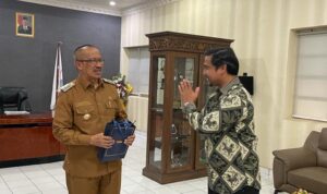 Bangun Sinergitas, Pj Wali Kota Kotamobagu, Dr. Drs. Hi. Asripan Nani, M.Si, bersama Pimpinan BRI Cabang Kotamobagu bahas percepatan ekonomi sektor UMKM, Selasa 3 Oktober 2023. Foto : Protokol Dinas Kominfo Kotamobagu.