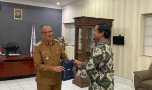 Bangun Sinergitas, Pj Wali Kota Kotamobagu, Dr. Drs. Hi. Asripan Nani, M.Si, bersama Pimpinan BRI Cabang Kotamobagu bahas percepatan ekonomi sektor UMKM, Selasa 3 Oktober 2023. Foto : Protokol Dinas Kominfo Kotamobagu.