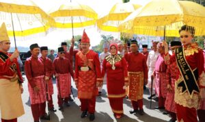 Pj Wali Kota Kotamobagu, Dr. Drs. Hi. Asripan Nani, M.Si, Ikuti Prosesi Adat Poponikan Mogutun Kon Komalig, Rabu 4 Oktober 2023. Foto : Protokol Dinas Kominfo Kotamobagu.