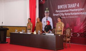 Pj Wali Kota Kotamobagu, Dr. Drs. Hi. Asripan Nani, M.Si, Buka Bimtek Tahap IV Penyusunan Master Plan Smart City Kotamobagu, Senin, 16 Oktober 2023. Foto : Protokol Dinas Kominfo Kotamobagu.