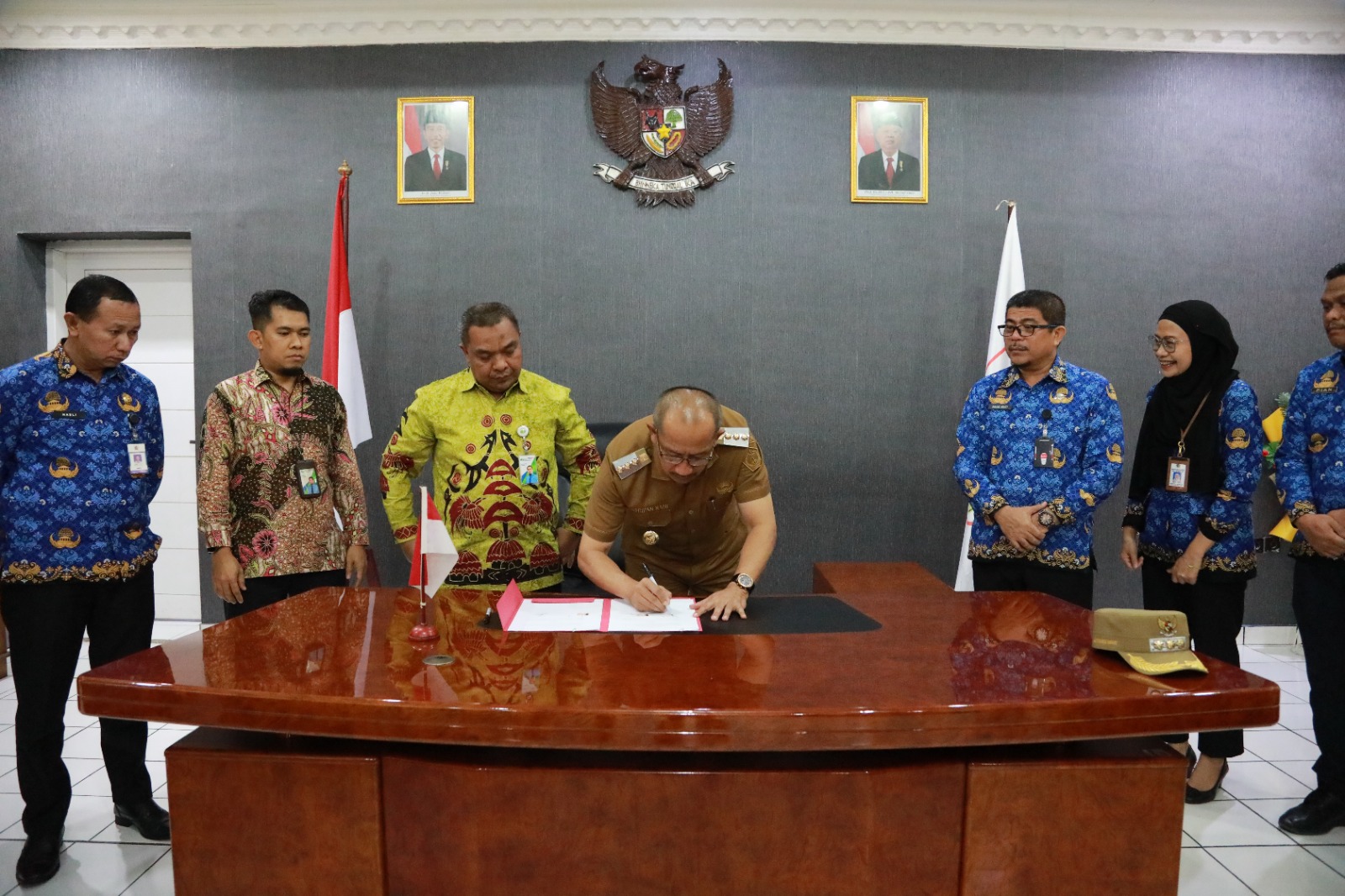 Pj Wali Kota Kotamobagu, Dr. Drs. Hi. Asripan Nani, M.Si, Serahkan Santunan ke Ahli Waris Peserta BPJS Ketenagakerjaan Non ASN, Selasa, 17 Oktober 2023. Foto : Protokol Dinas Kominfo Kotamobagu.