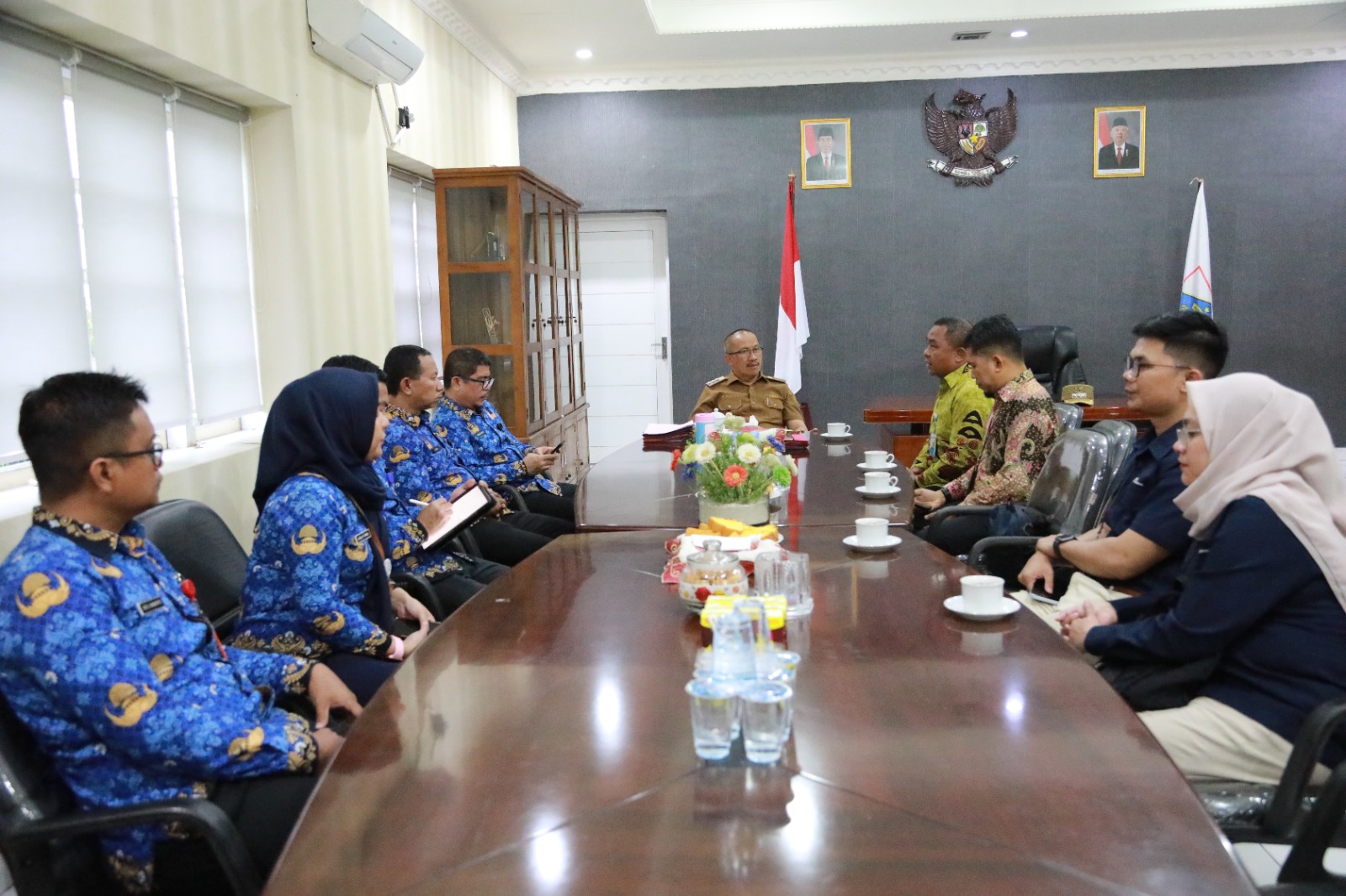 Pj Wali Kota Kotamobagu, Dr. Drs. Hi. Asripan Nani, M.Si, Serahkan Santunan ke Ahli Waris Peserta BPJS Ketenagakerjaan Non ASN, Selasa, 17 Oktober 2023. Foto : Protokol Dinas Kominfo Kotamobagu.