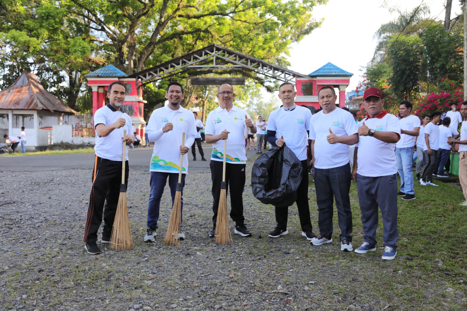 Wali Kota Kotamobagu, Dr. Drs. Hi. Asripan Nani, M.Si, menghadiri Jalan Sehat dan Aksi Bersih Lingkungan dalam Rangka Hari Listrik Nasional ke-78, Jumat, 20 Oktober 2023. Foto : Protokol Dinas Kominfo Kotamobagu.