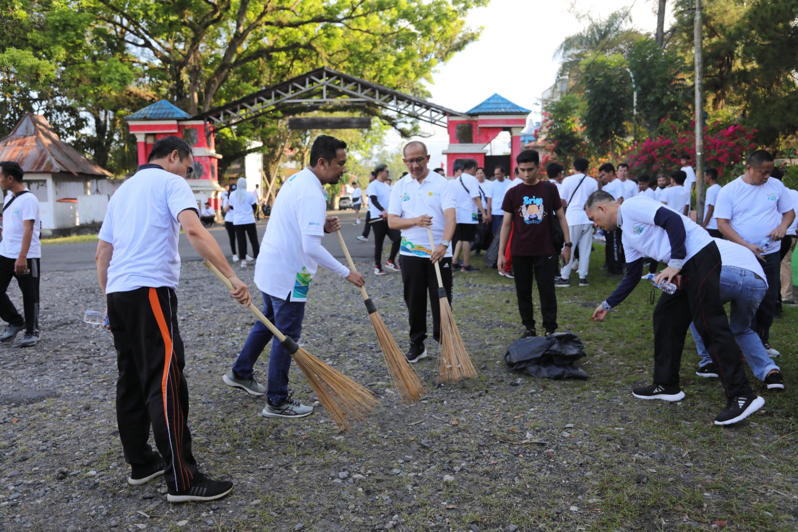 Wali Kota Kotamobagu, Dr. Drs. Hi. Asripan Nani, M.Si, menghadiri Jalan Sehat dan Aksi Bersih Lingkungan dalam Rangka Hari Listrik Nasional ke-78, Jumat, 20 Oktober 2023. Foto : Protokol Dinas Kominfo Kotamobagu.