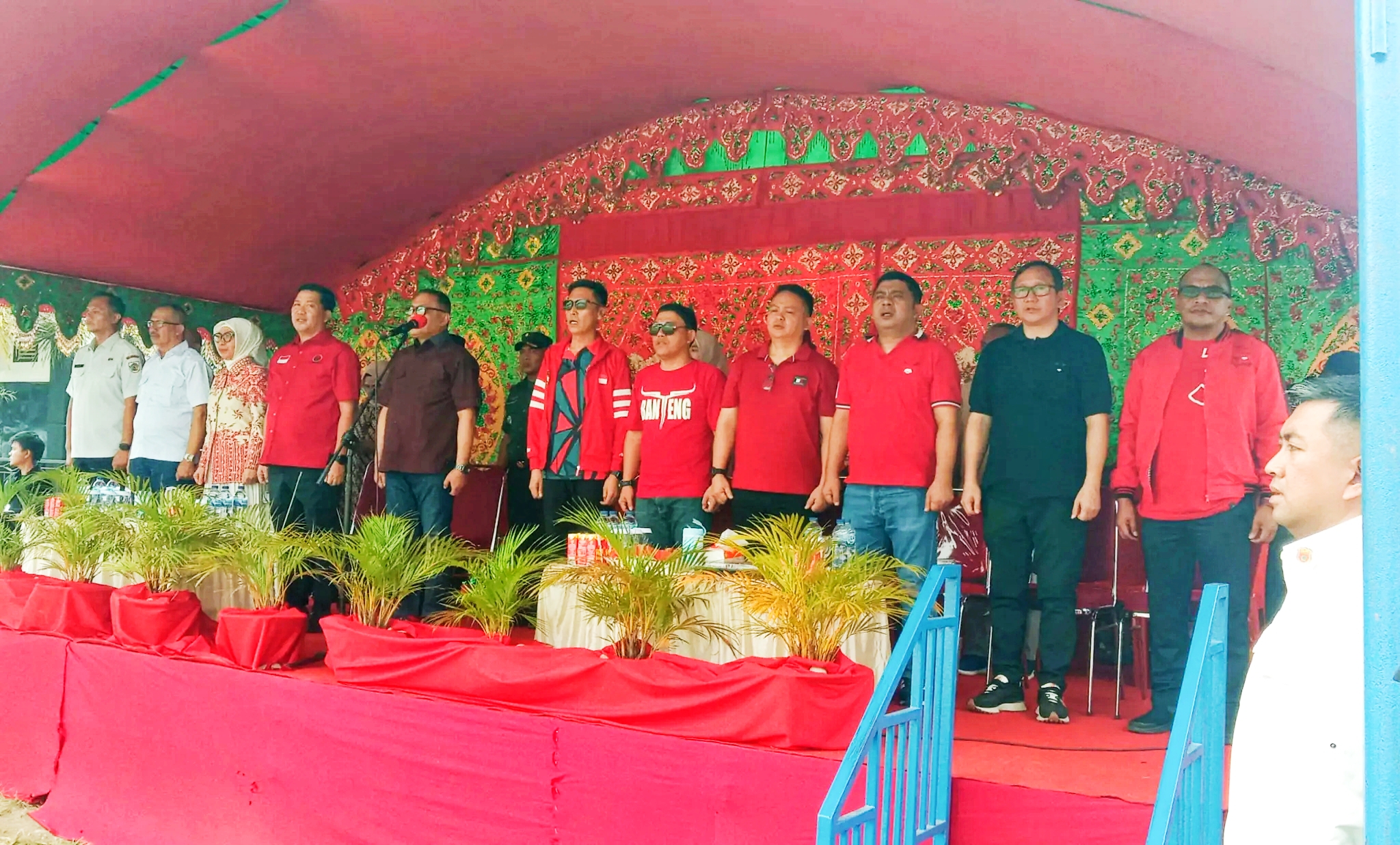 Dihadiri Pj Wali Kota Kotamobagu, Dr. Drs. Hi. Asripan Nani, M.Si, menghadiri pembukaan turnamen sepak bola Soekarno Cup U-17 oleh Wakil gubernur Steven Kandouw. Foto : Lintasindonesia.id