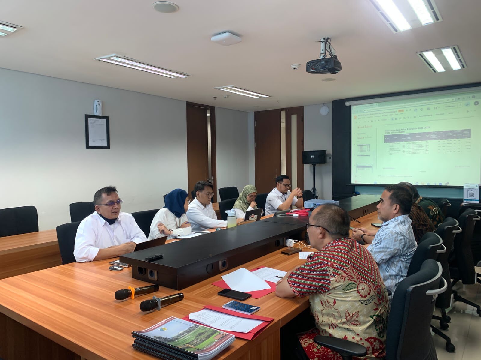 Penjabat Wali Kota Kotamobagu Serahkan Proposal Usulan Pembangunan Infrastruktur ke Kementerian PUPR, Kamis, 2 November 2023. Foto : Protokol Dinas Kominfo Kotamobagu.