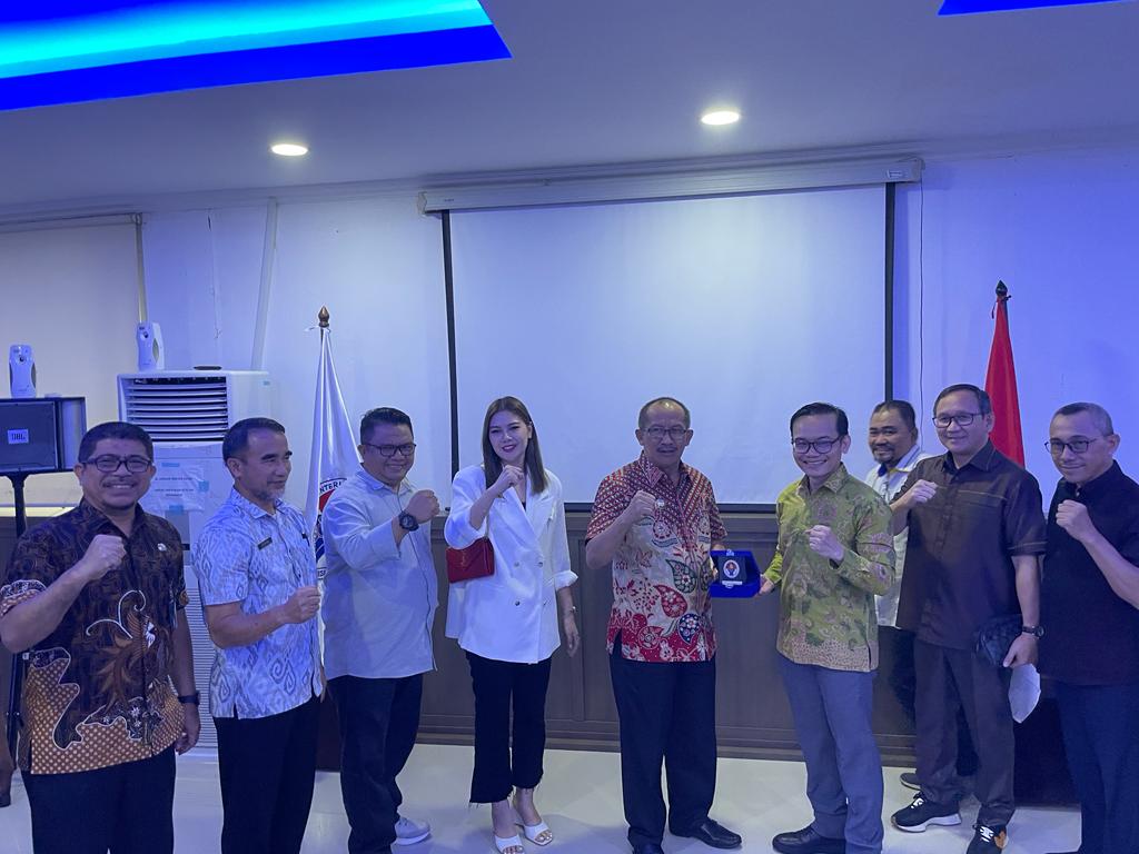 Wali Kota Kotamobagu, Dr. Drs. Hi  Asripan Nani, M.Si, serahkan Proposal Usulan Pembenahan dan Pembangunan Dua Stadion di Kotamobagu, Kamis 2 November 2023. Foto : Protokol Dinas Kominfo Kotamobagu 