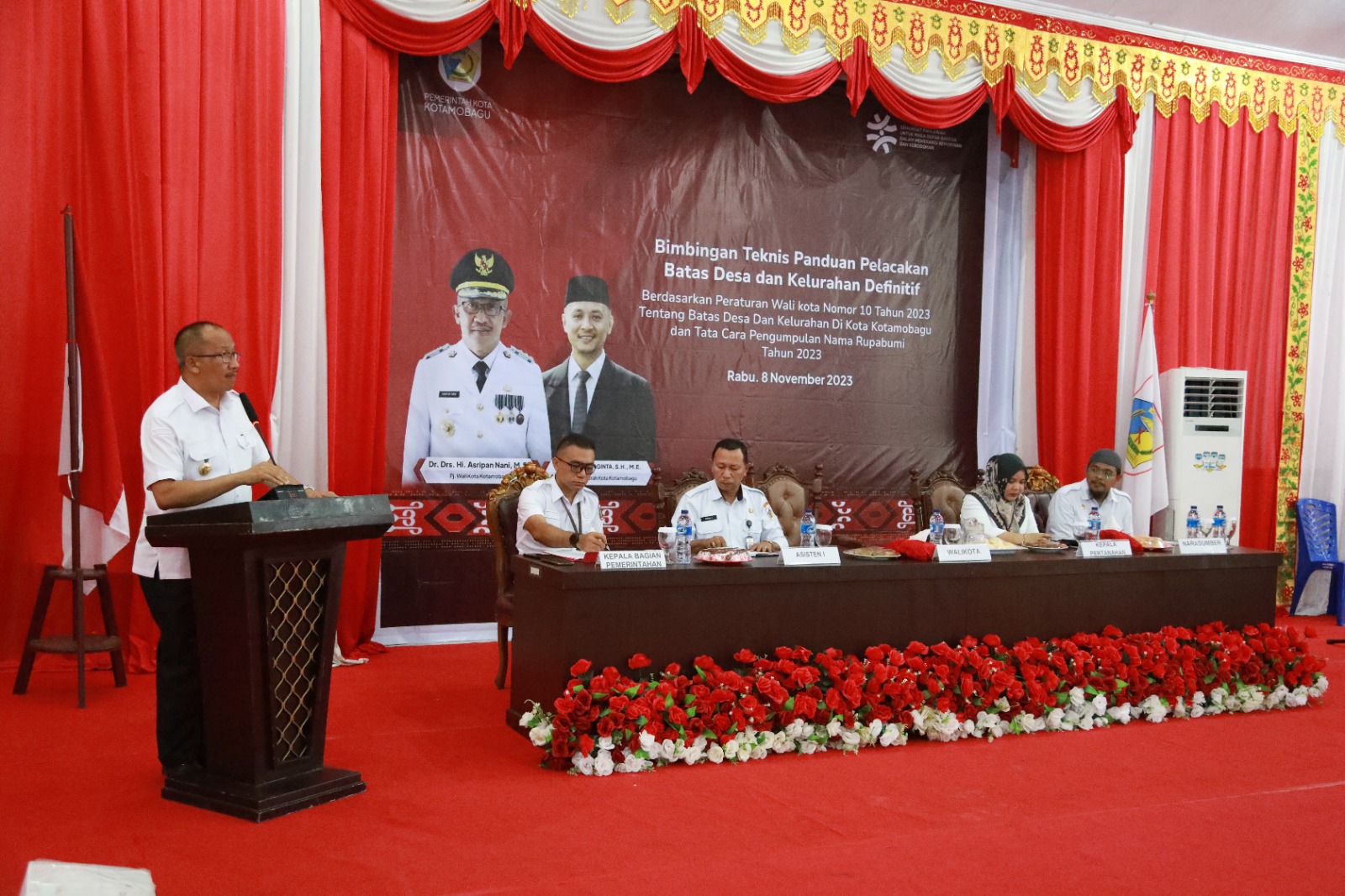 Wali Kota Kotamobagu, Dr. Drs. Hi. Asripan Nani, M.Si, membuka Bimtek Panduan Pelacakan Batas Desa dan Kelurahan Definitif, Rabu, 8 November 2023. Foto : Protokol Dinas Kominfo Kotamobagu.