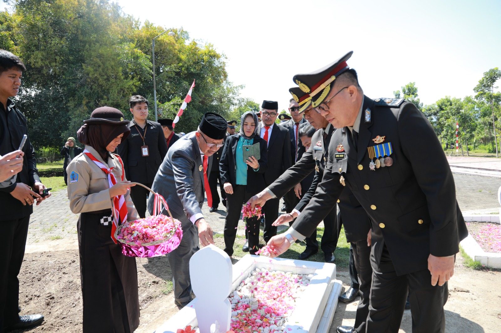 Wali Kota Asripan Nani Ziarah ke Taman Makam Pahlawan Kotamobagu
