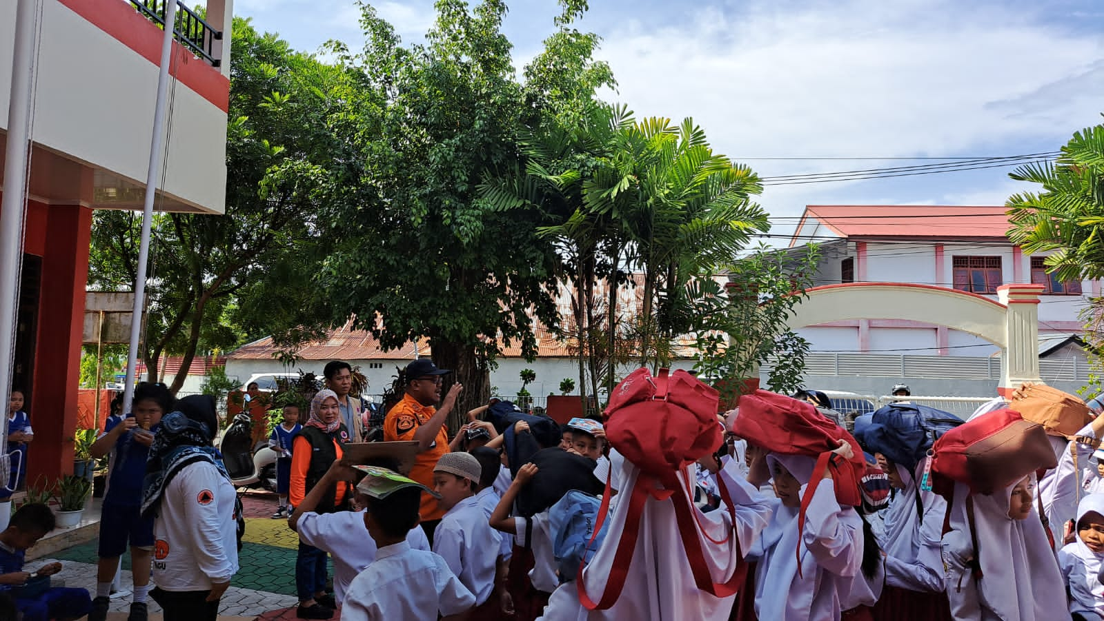 Sejumlah Sekolah di Kotamobagu Dapat Pelatihan Evakuasi Penanggulangan Bencana, Rabu, 22 November 2023. Foto : Protokol Dinas Kominfo Kotamobagu.