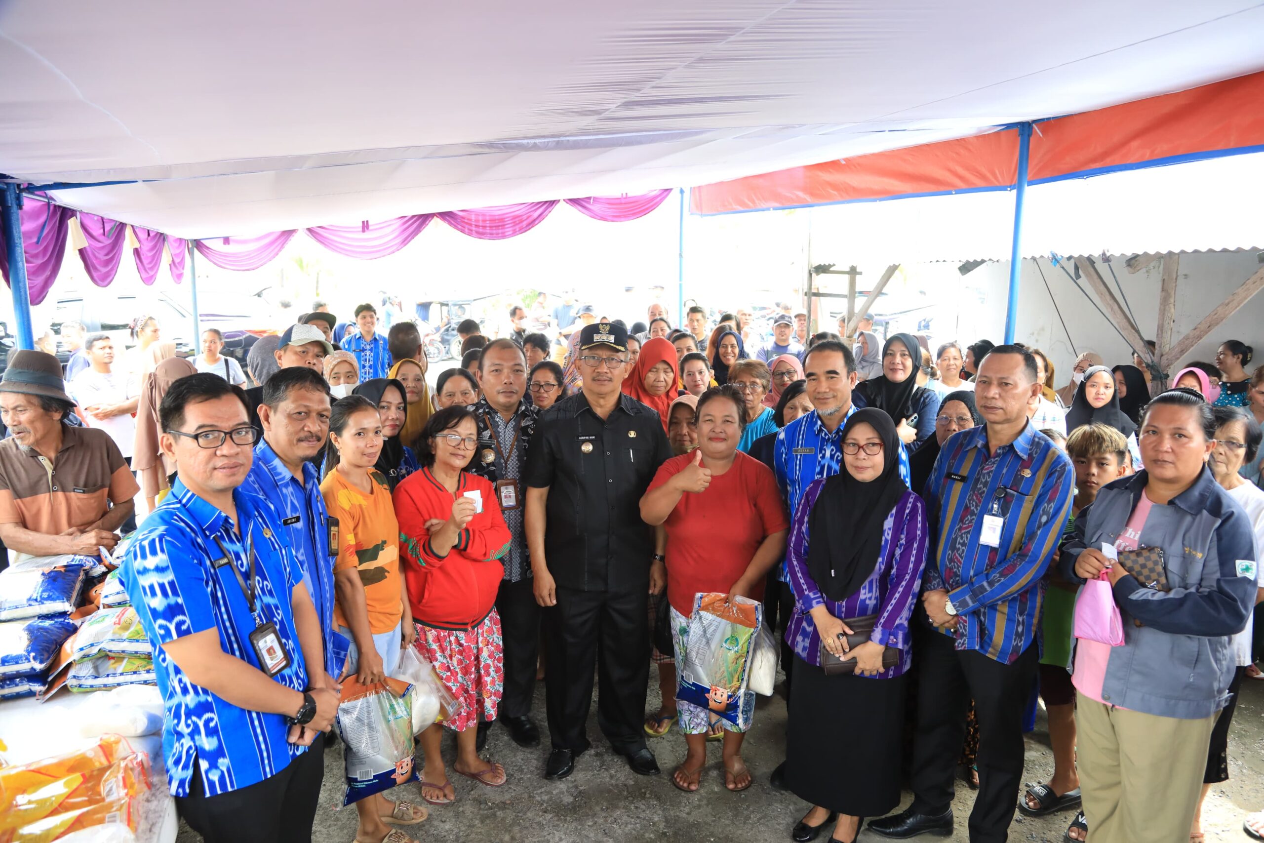 Wali Kota Kotamobagu Pantau Langsung Operasi Pasar Murah di Kelurahan Tumobui