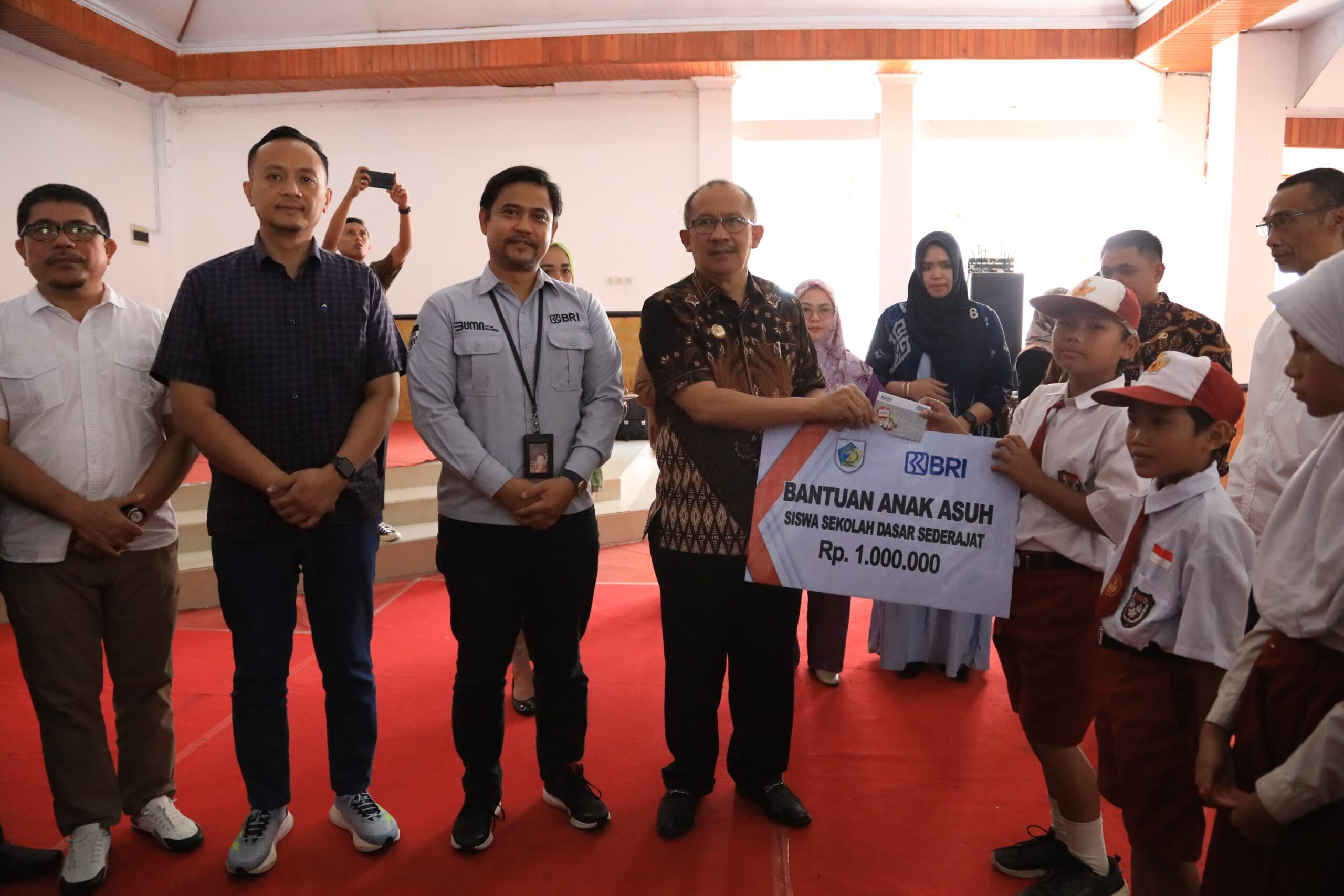 Asripan Nani Serahkan Bantuan Anak Asuh Pemkot Kotamobagu Tahun 2023