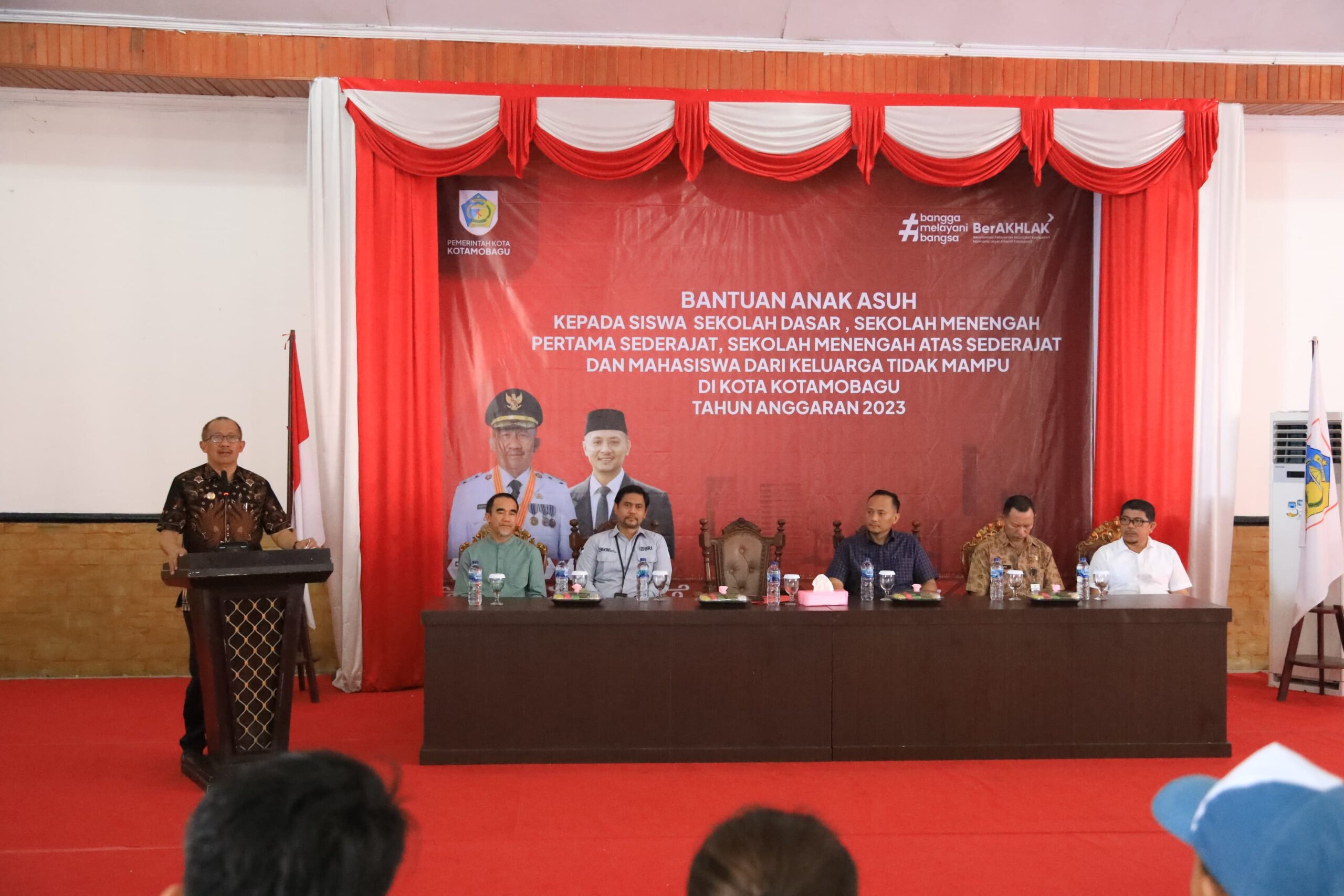 Asripan Nani Serahkan Bantuan Anak Asuh Pemkot Kotamobagu Tahun 2023, Jumat, 22 Desember 2023. Foto : Protokol Dinas Kominfo Kotamobagu.