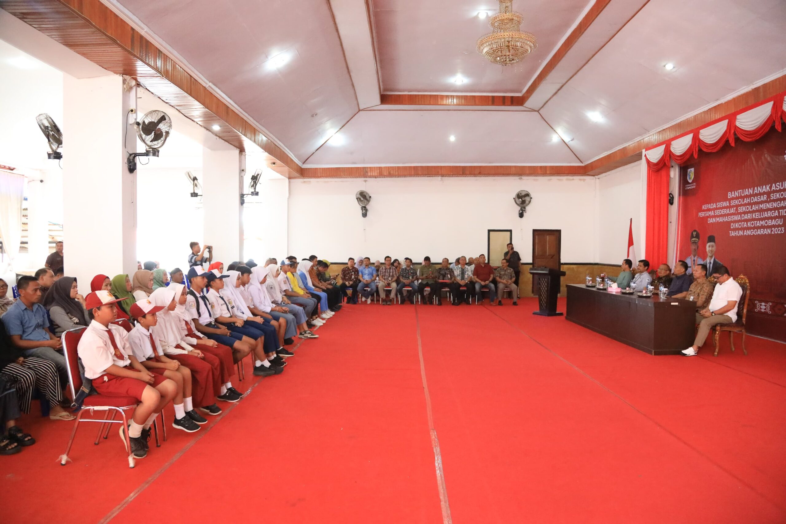 Asripan Nani Serahkan Bantuan Anak Asuh Pemkot Kotamobagu Tahun 2023, Jumat, 22 Desember 2023. Foto : Protokol Dinas Kominfo Kotamobagu.