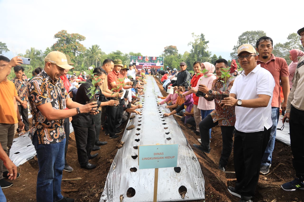 Asripan Nani Canangkan Gerakan Penanaman 10.000 Pohon Cabai ASN Pemkot Kotamobagu, Kamis 11 Januari 2024. Foto : protokol Dinas Kominfo Kotamobagu