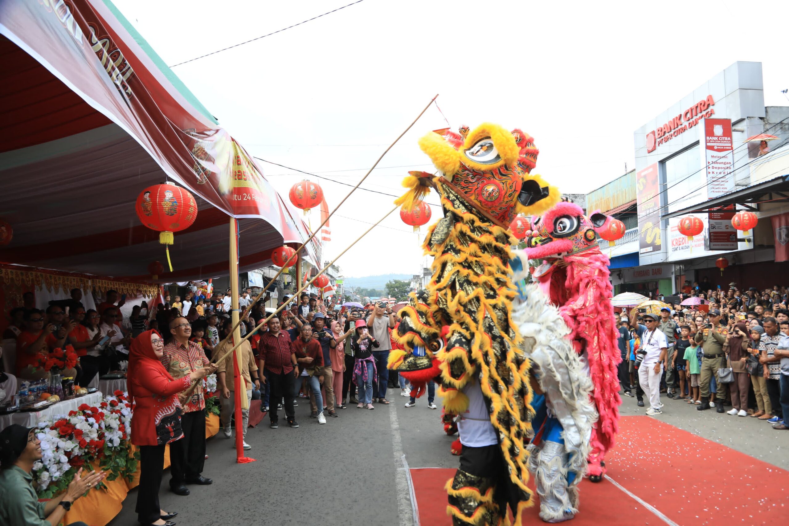 Penjabat Wali Kota Asripan Nani Lepas Peserta Karnaval Festival Budaya dan Cap Gomeh