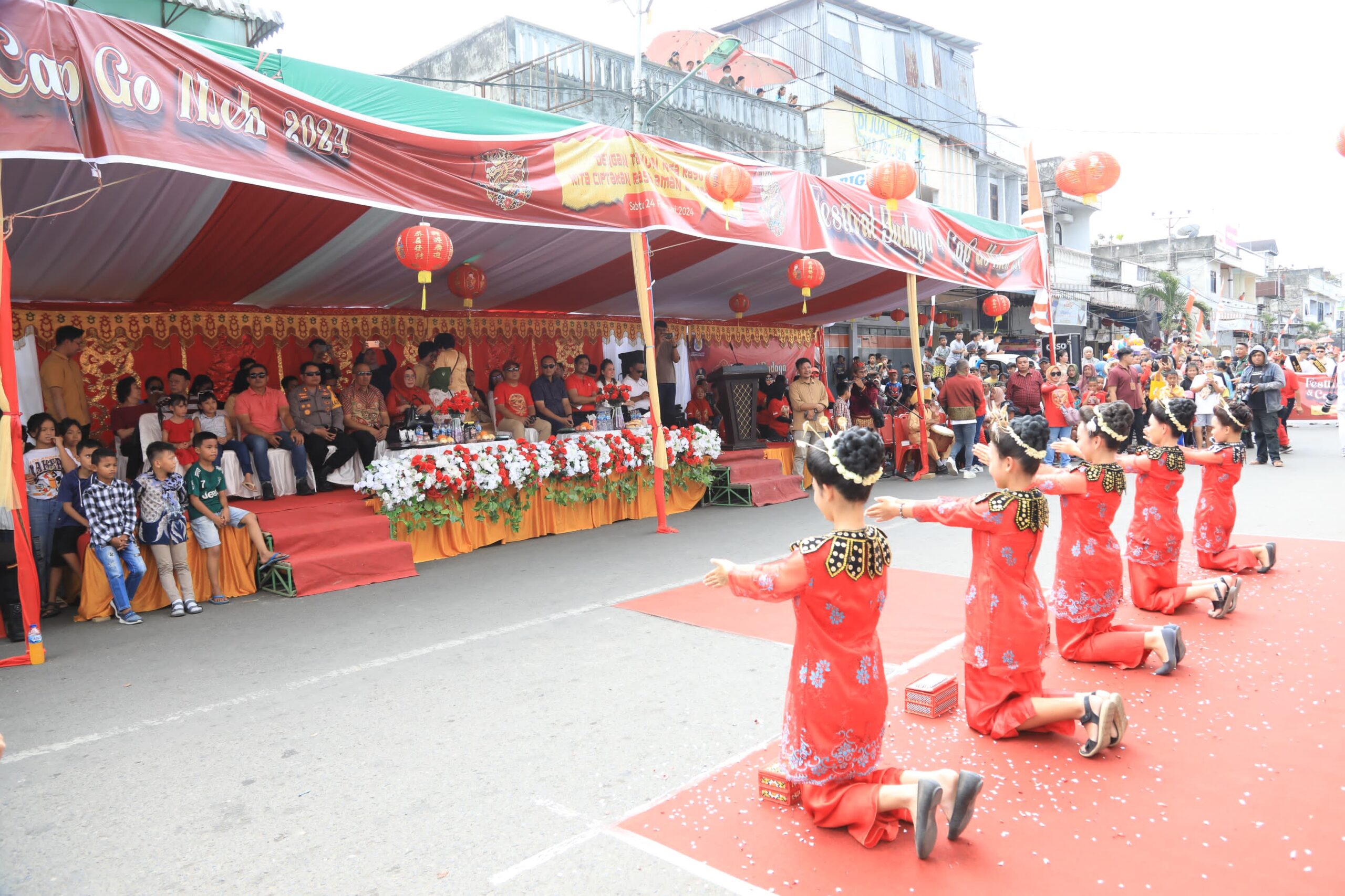 Penjabat Wali Kota Asripan Nani Lepas Peserta Karnaval Festival Budaya dan Cap Gomeh