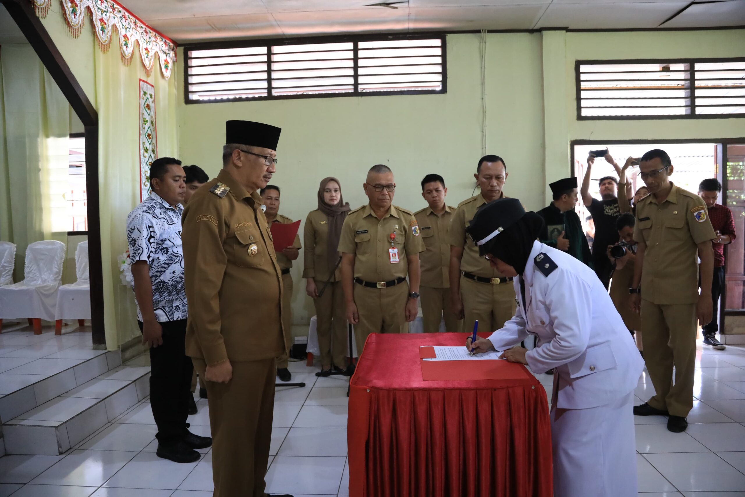 Asripan Nani Ambil Sumpah Kori Manoppo Jadi Penjabat Sangadi Moyag Tampoan, Senin 4 Maret 2024. Foto : Protokol Dinas Kominfo Kotamobagu.