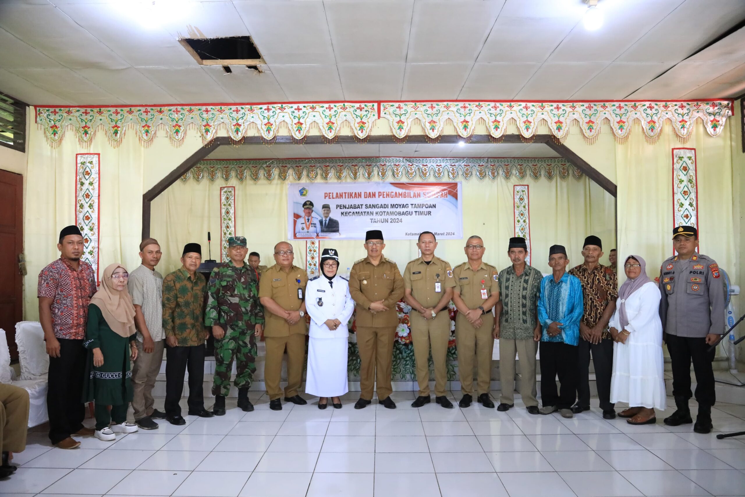 Asripan Nani Ambil Sumpah Kori Manoppo Jadi Penjabat Sangadi Moyag Tampoan, Senin 4 Maret 2024. Foto : Protokol Dinas Kominfo Kotamobagu.