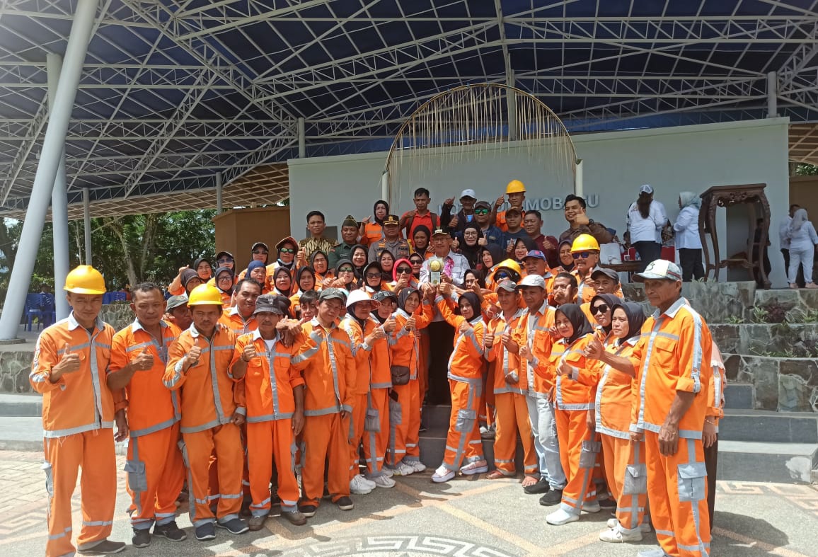 Boyong Piala Adipura ke Alun-alun Boki Hontinimbang, Asripan Nani Apresiasi Petugas Kebersihan, OPD dan Forkopimda, Kamis 7 Maret 2024. Foto : Lintasindonesia.id